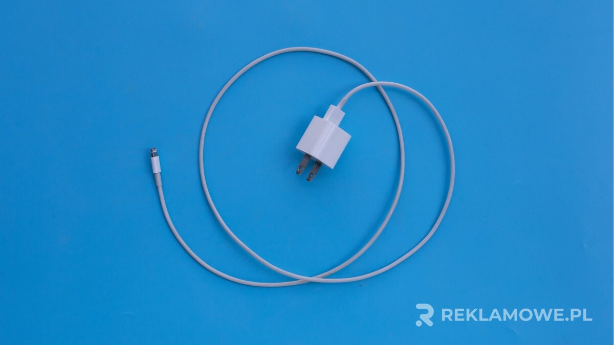 Analiza rynku: kto najczęściej używa ładowarek reklamowych? Telefon podłączony do reklamowej ładowarki