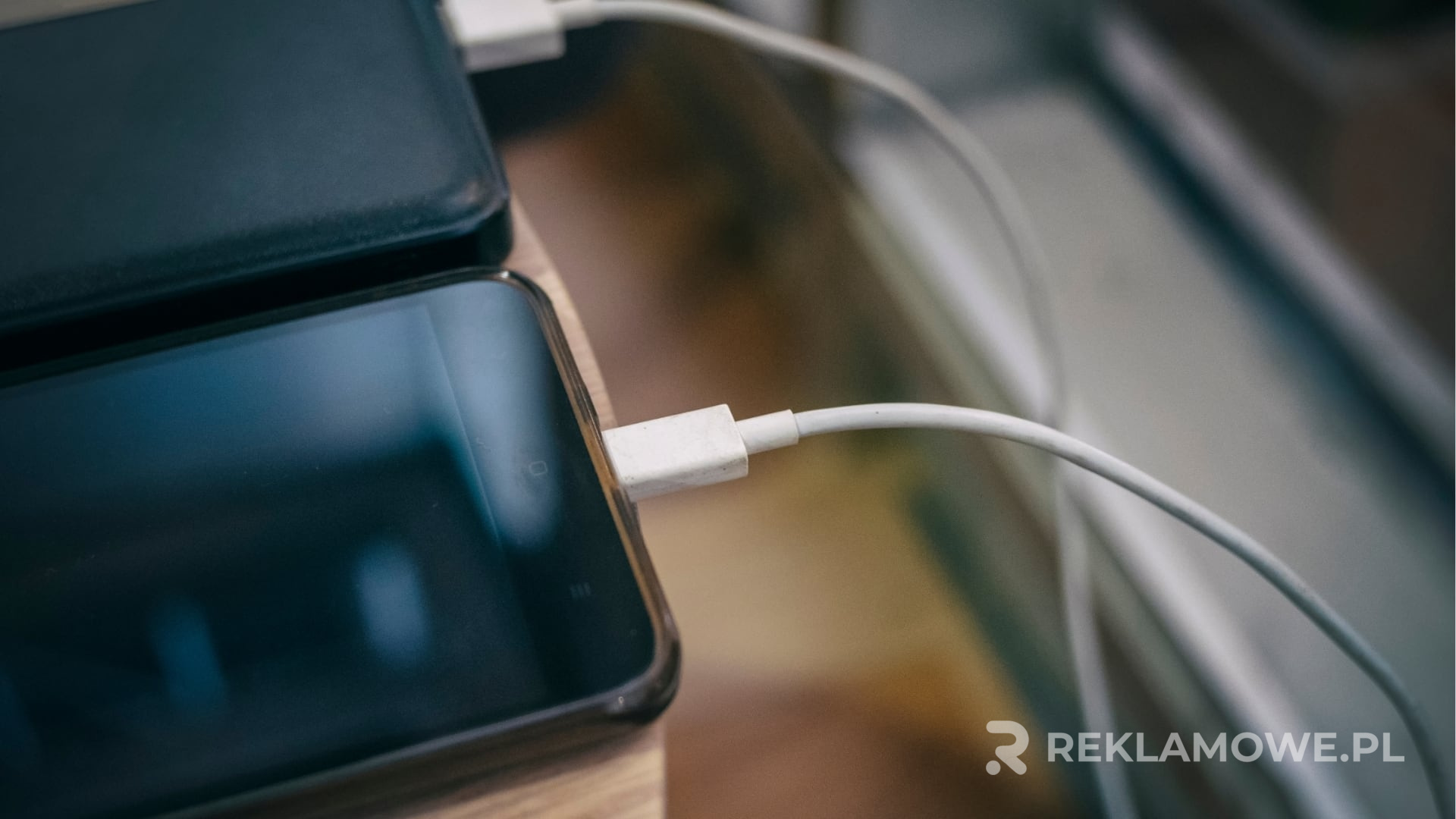 Jakie cele marketingowe realizują ładowarki reklamowe? Strategie marketingowe ładowarek reklamowych