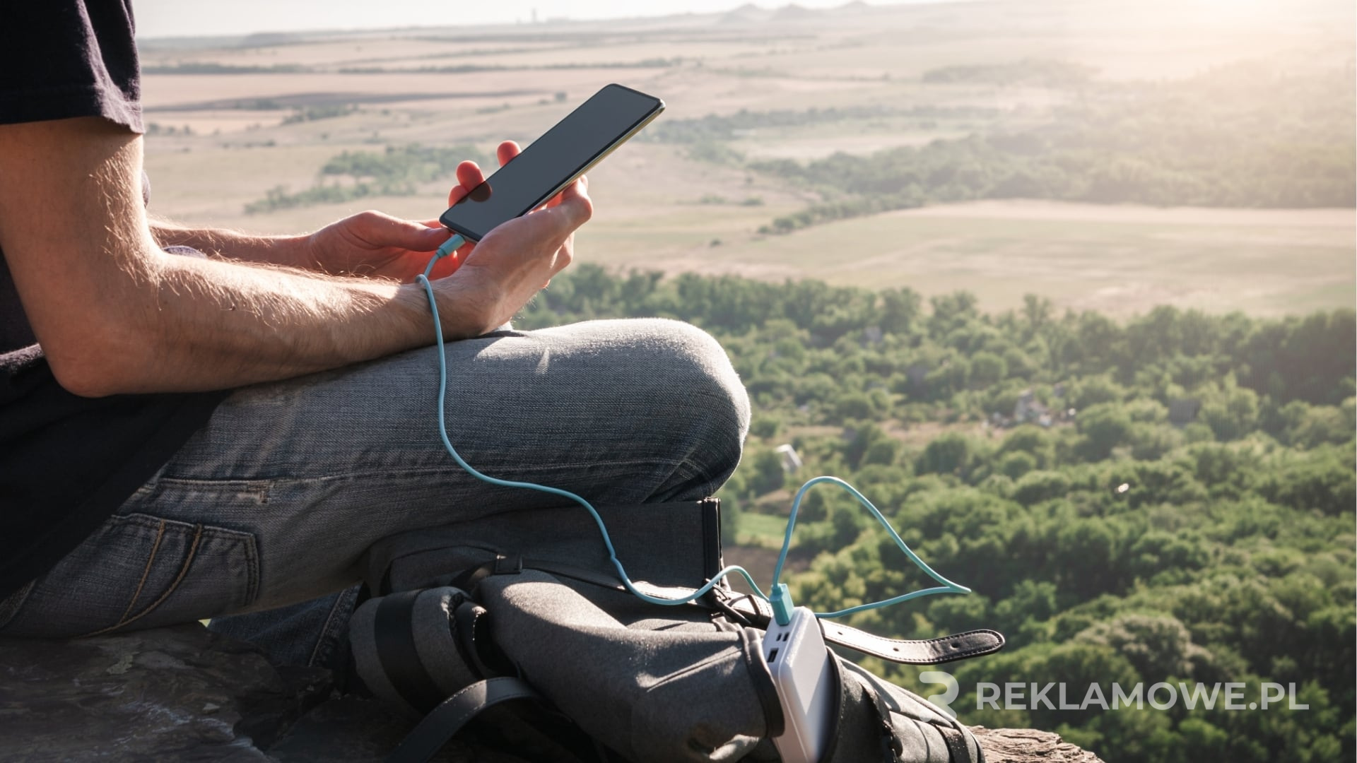Ładowarki reklamowe zintegrowane z narzędziami promocyjnymi
