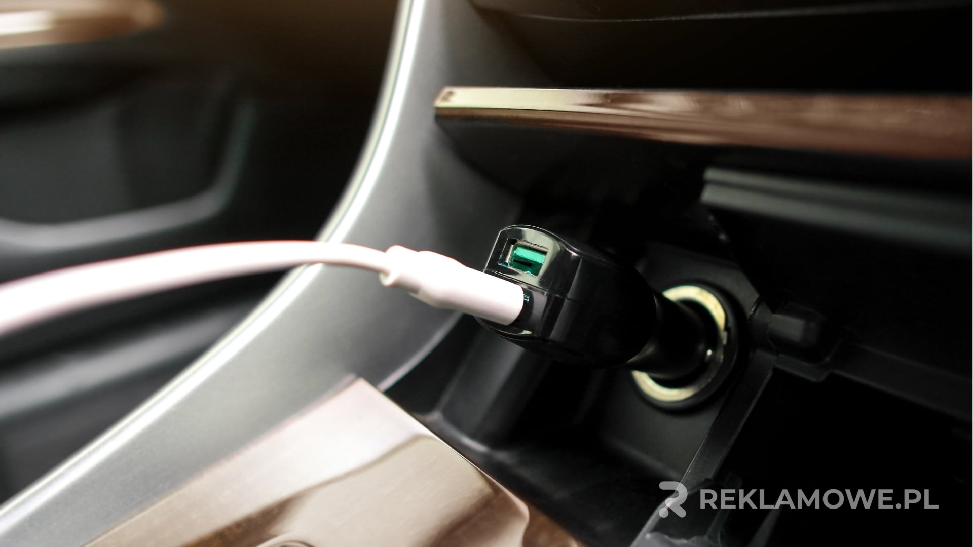 Ładowarka reklamowa jako pomysł dla start-upu