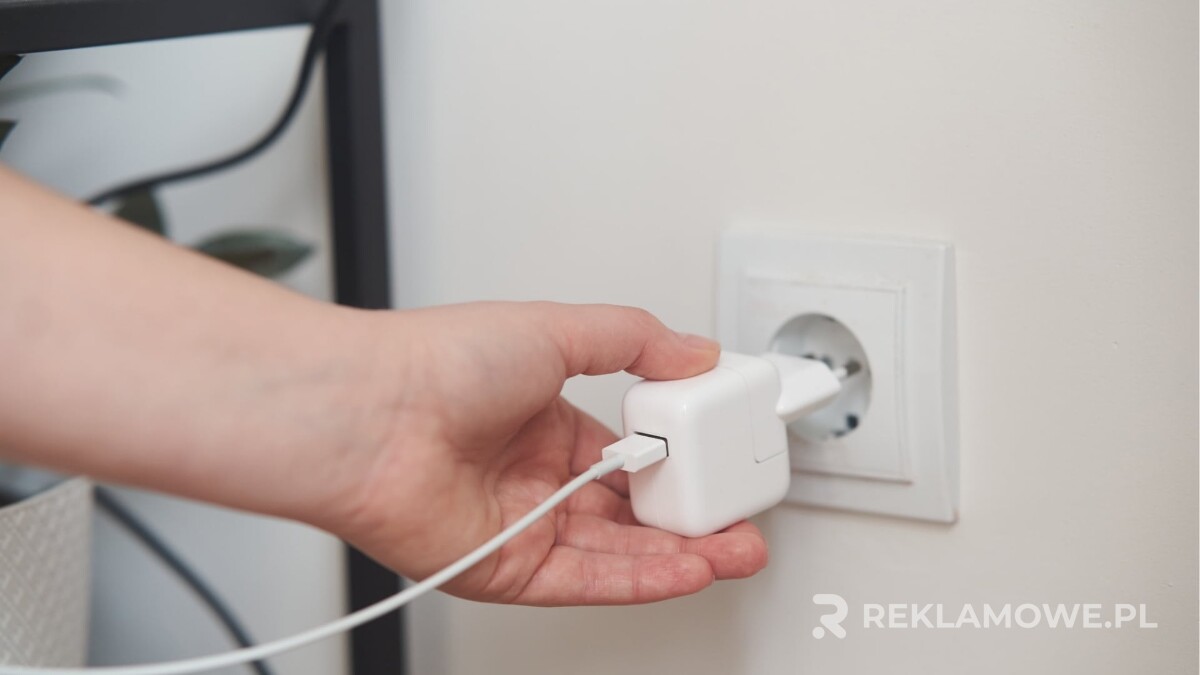 Ładowarki reklamowe z logo firmy jako element promocji