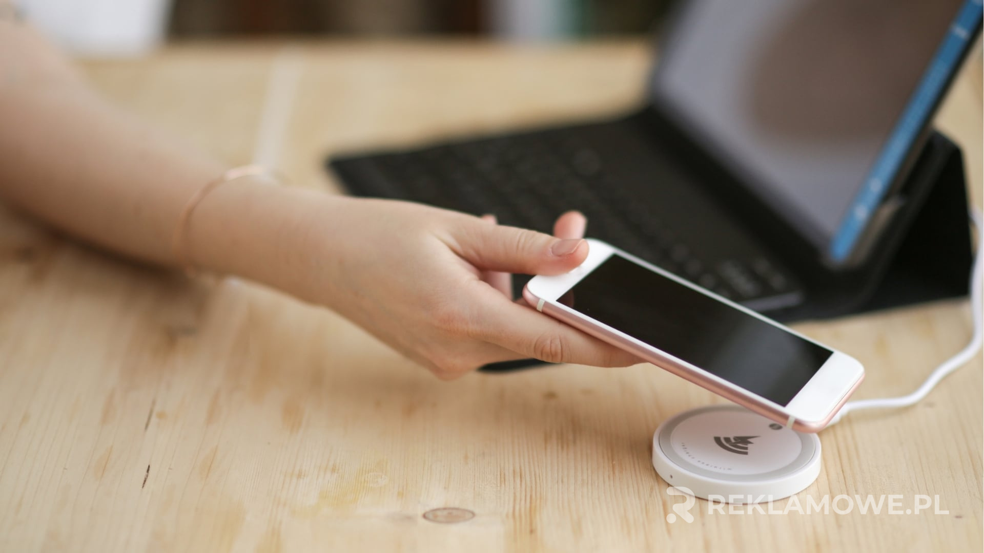 Klient używający ładowarki reklamowej