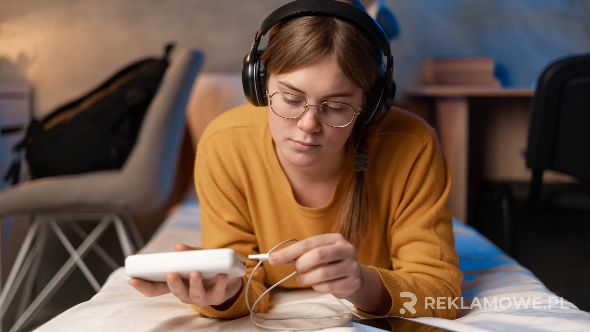 Różne modele ładowarek reklamowych na biurku