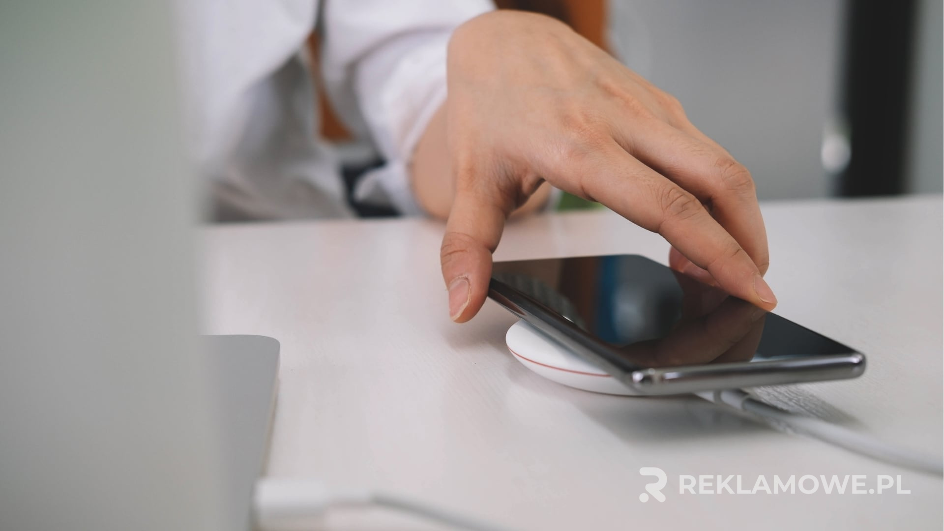 Personalizacja ładowarek reklamowych – zdjęcie Ładowarka reklamowa z indywidualnym nadrukiem